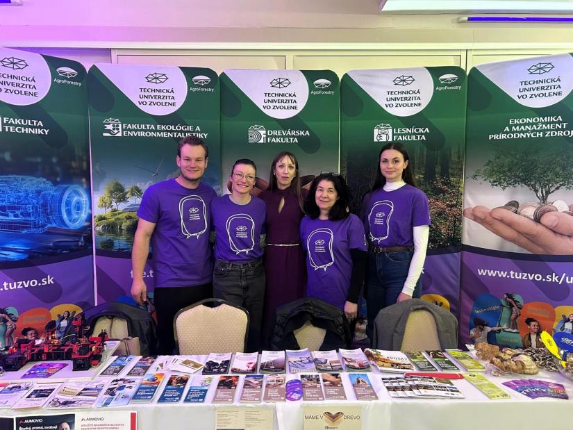 Drevárska fakulta sa predstavila na veľtrhu ALMA MATER v Banskej Bystrici