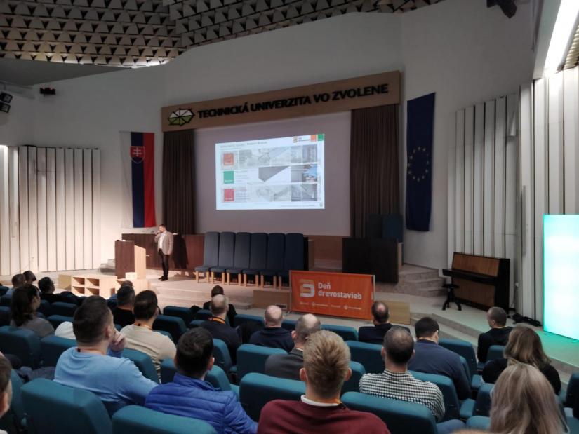 Deň drevostavieb 2026 na TU vo Zvolene prilákal stovky odborníkov z praxe