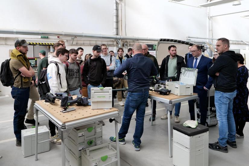 Odborný seminár „Plošné tvarovanie v nábytkárskej praxi“ priniesol inšpiráciu, poznanie aj reálnu výrobnú skúsenosť